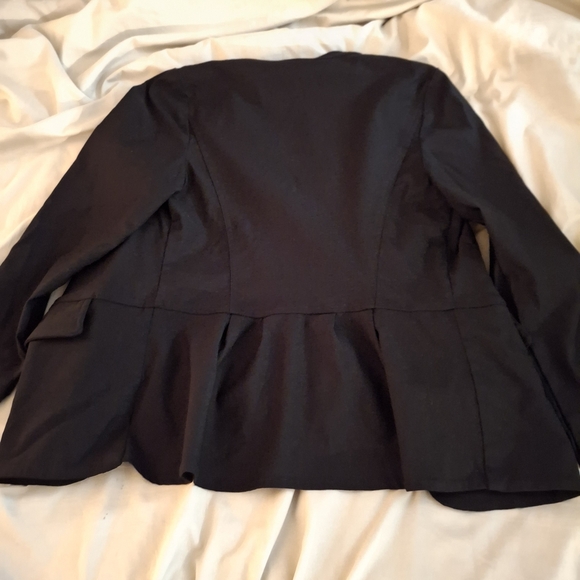 Roz & Ali Women's Black Open Front Blazer with Modern Minimalist Design - Picture 5 of 8